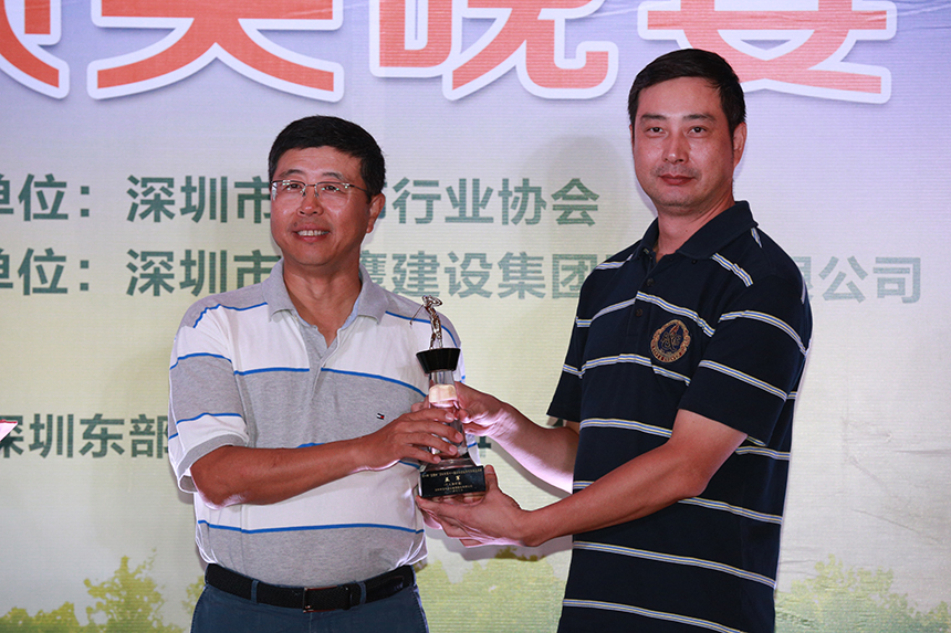 華輝裝飾董事長莊志偉為凈桿亞軍深圳裝飾行業(yè)協(xié)會高剛會長頒獎.JPG