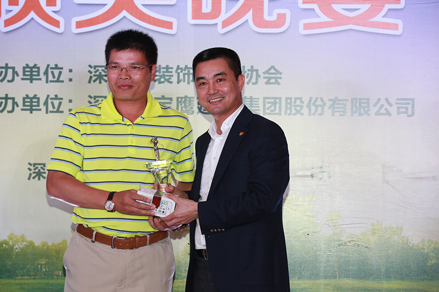 中國裝飾協(xié)會副會長葉遠西為總桿亞軍頒獎.JPG