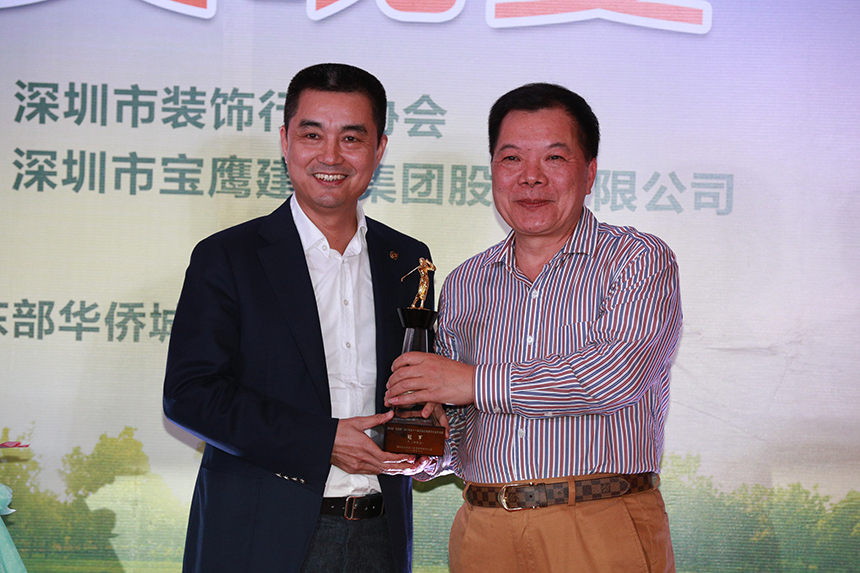 建藝裝飾董事長劉海云為凈桿冠軍中國裝飾協(xié)會西葉遠副會長頒獎.JPG